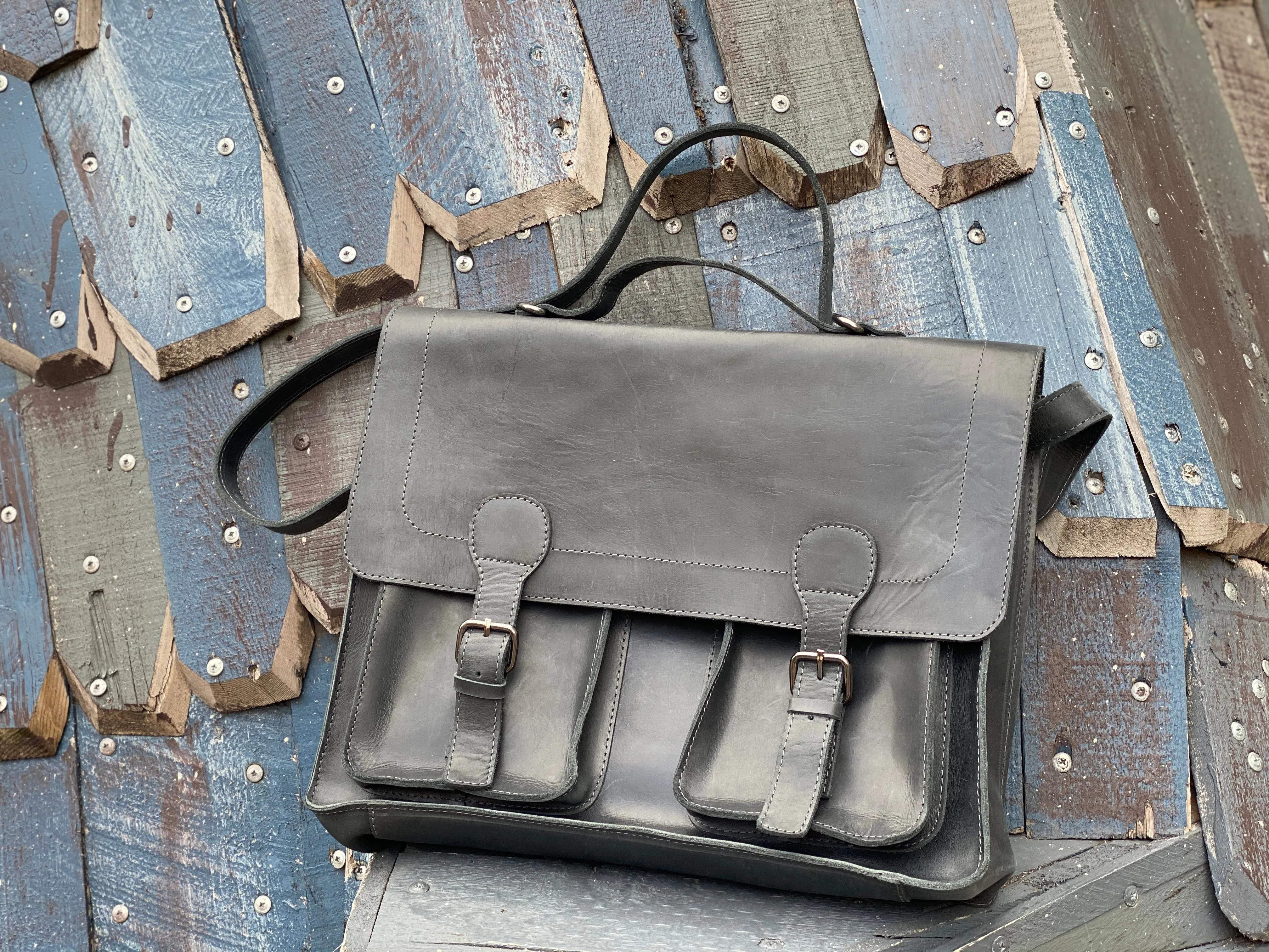 ABITI MESSENGER BAG: Black