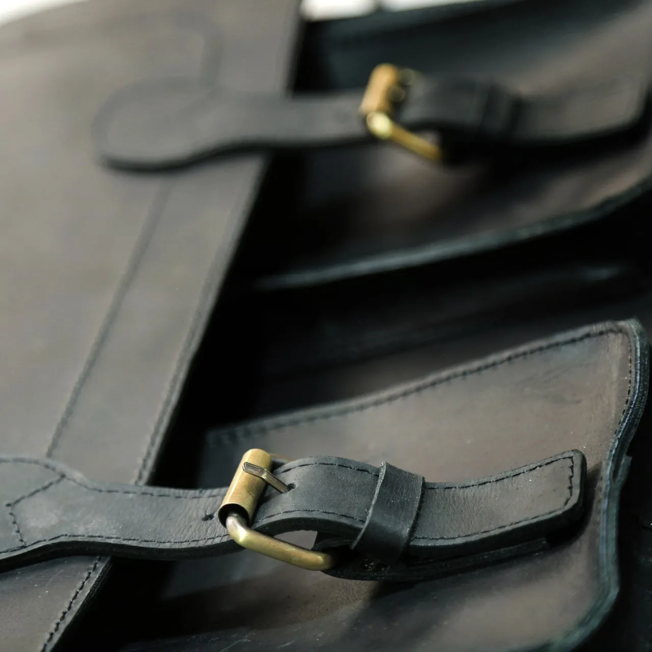 ABITI MESSENGER BAG: Black