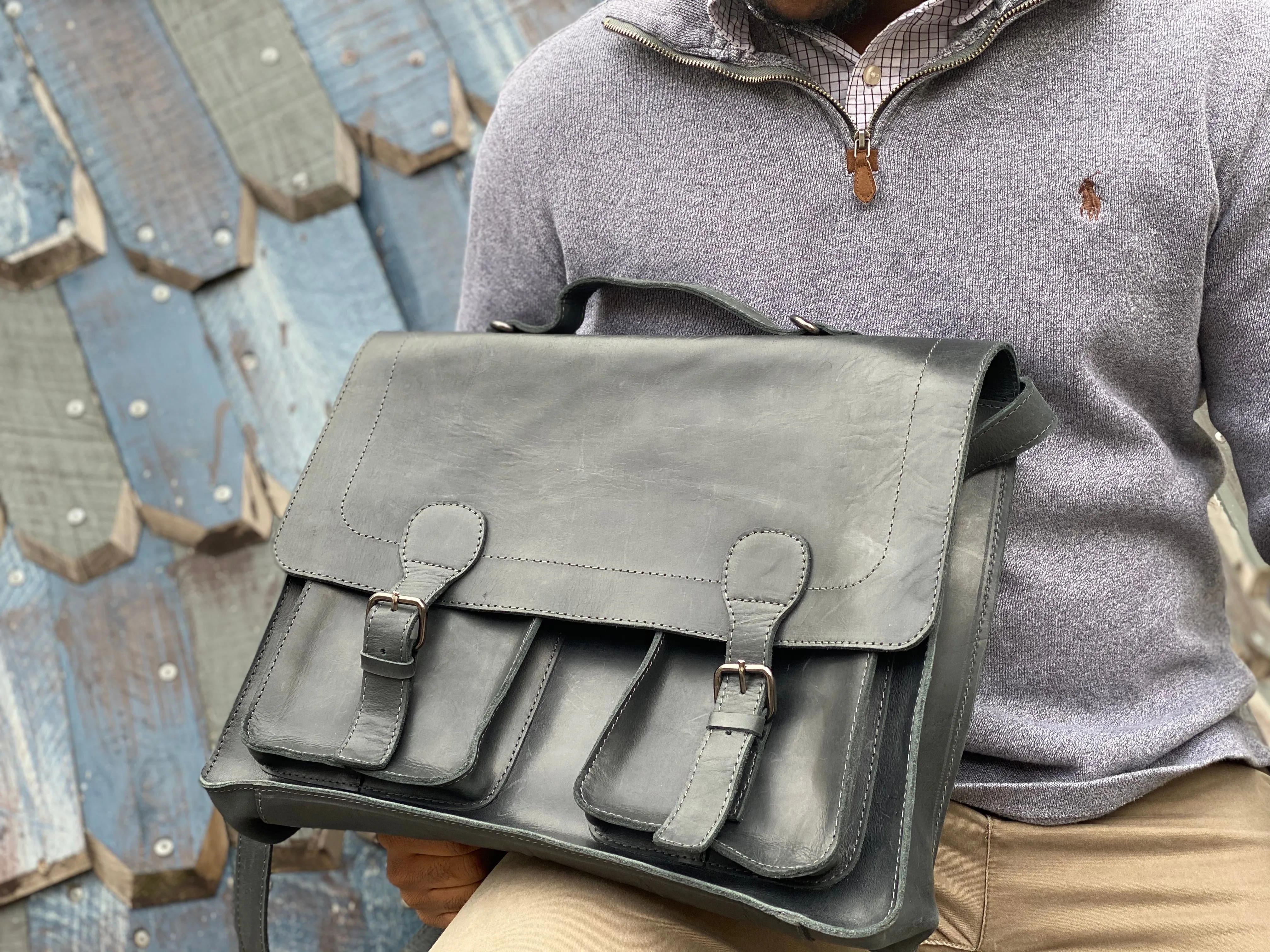 ABITI MESSENGER BAG: Black